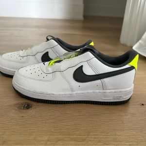 Unworn 2021 Nike Kids Air Force 1 Toggle